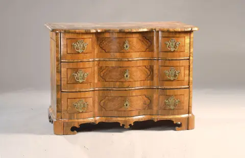 Commode baroque, sud-allemande, vers 1760/80, placage de noyer, éléments décoratifs en bois fruitier