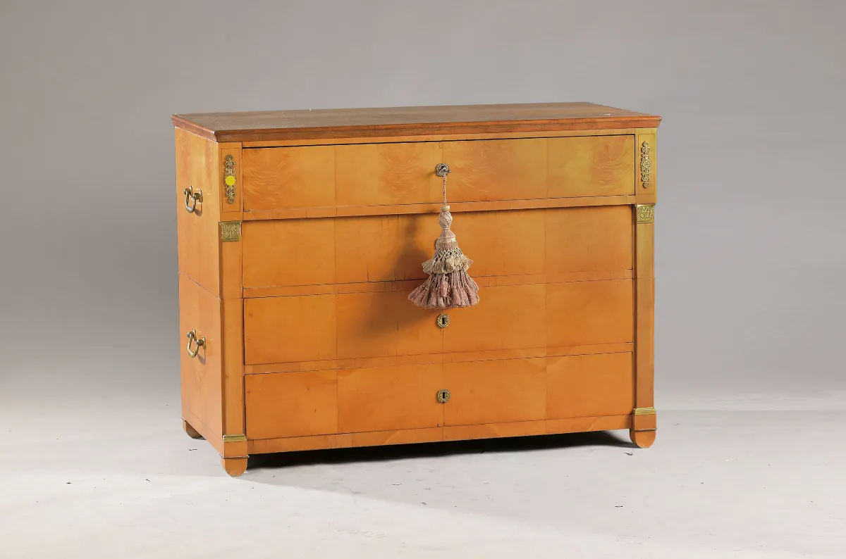 Biedermeier commode, Duits, 19e eeuw, kersenhouten fineer, vier laden, verguld