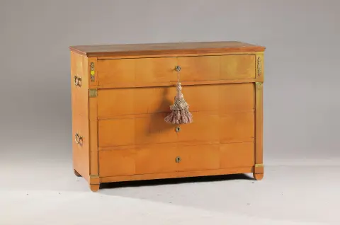 Commode Biedermeier, allemande, 19e s., placage de merisier, quatre tiroirs, dorée