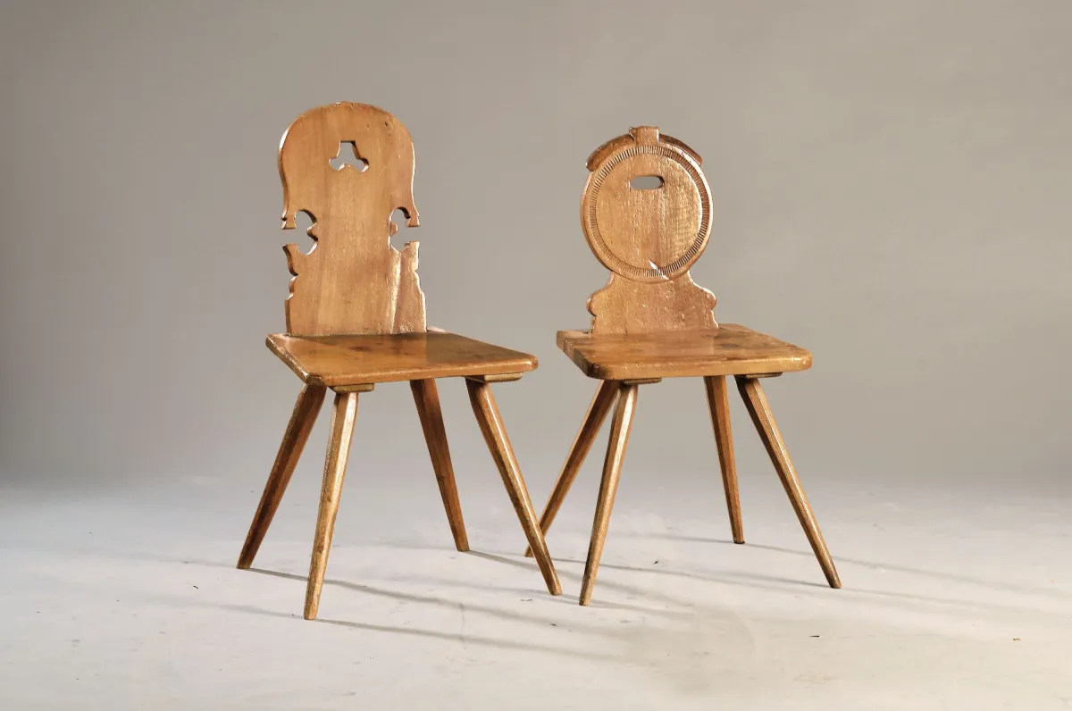 5 plankstoelen, Zuid-Duits, begin 19e eeuw, eiken, verschillend gesneden rugleuningen