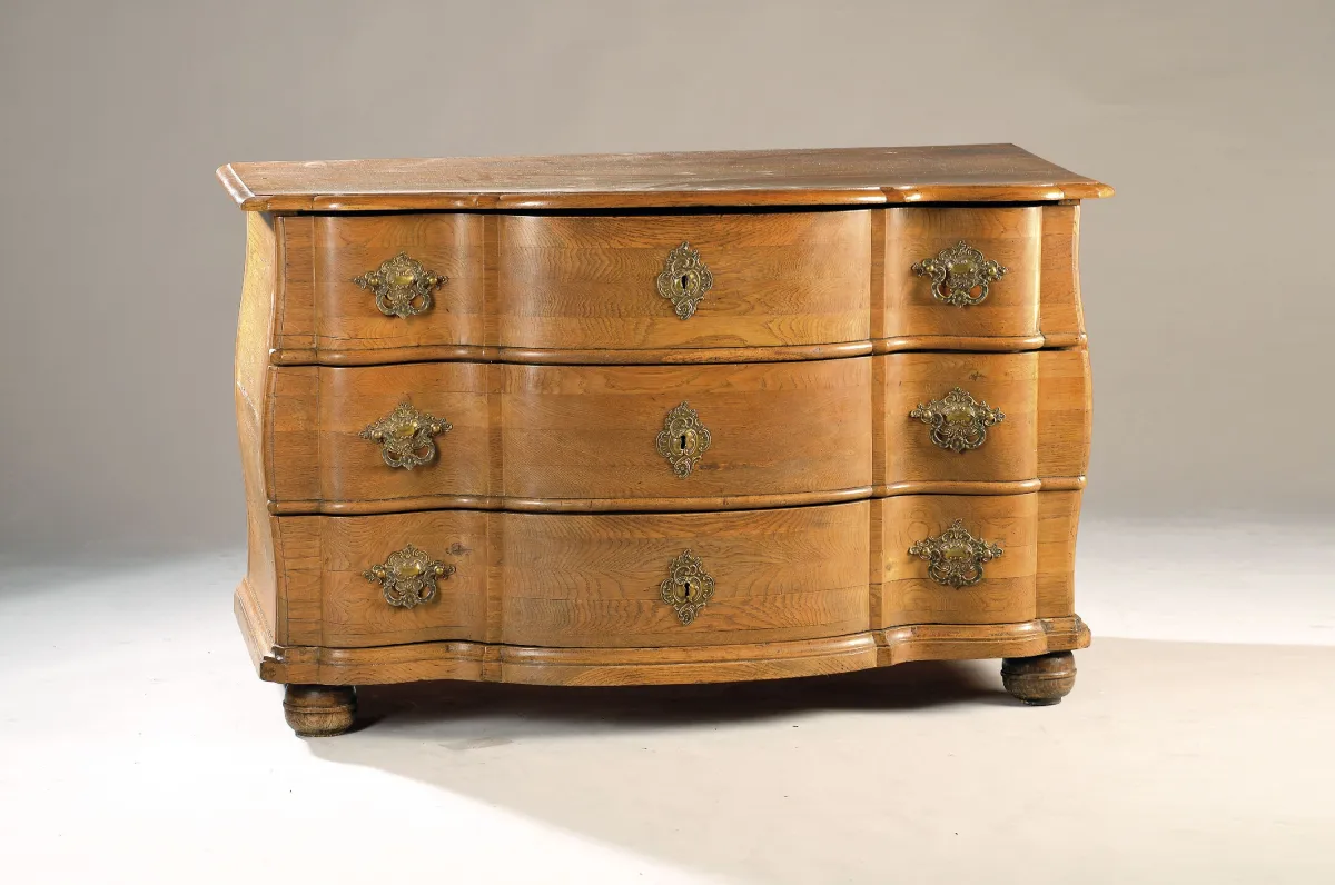 Commode baroque, vers 1740/50, placage de chêne, 3 tiroirs, garnitures en laiton, double