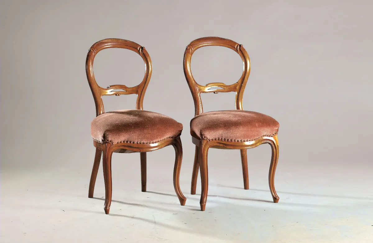 5 chaises avec garniture pourpre, vers 1870, noyer massif, dossier ouvert, sur