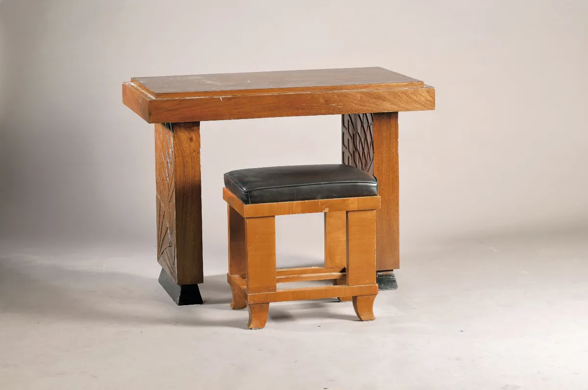 Table et tabouret Art déco, 20e s., placage de noyer, finement sculpté sur le côté