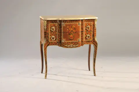 Petite commode, France, style Louis XV, richement marquetée de motifs floraux
