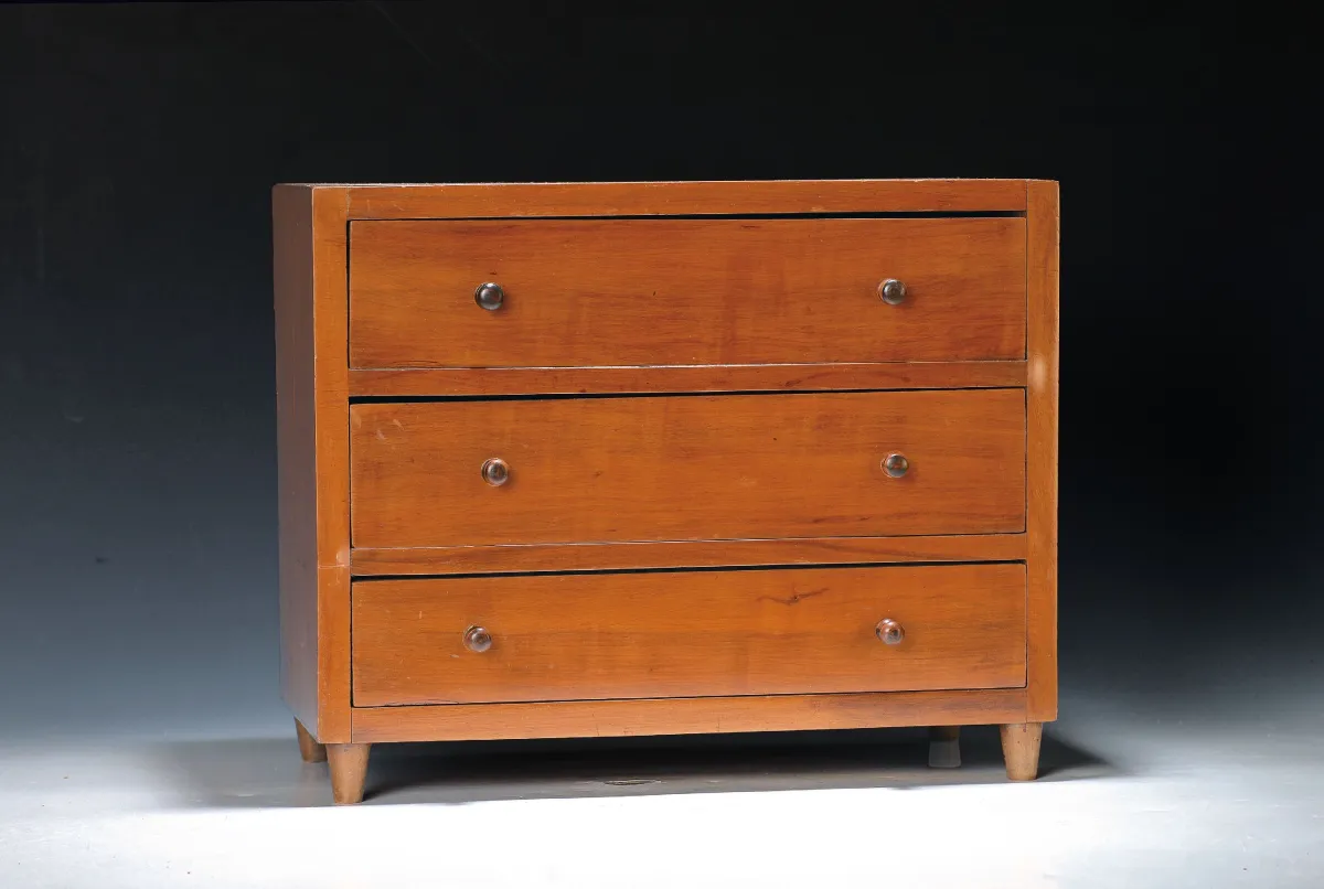 Commode miniature antique style Biedermeier, 2e moitié 19e s., trois tiroirs avec petits