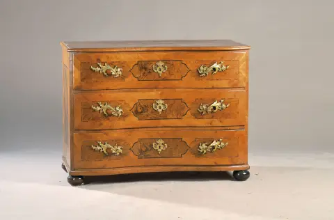 Commode baroque, vers 1740/50, placage de noyer, 3 tiroirs, doublement galbée