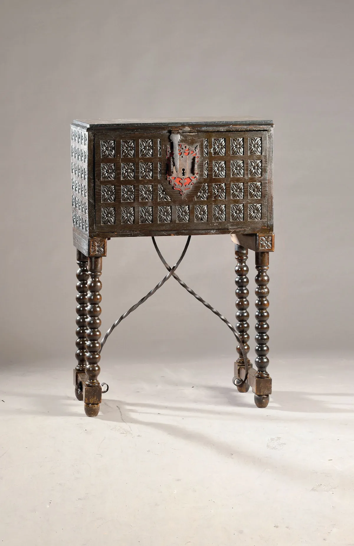 Cabinet historiciste, Espagne, 19e s., chêne massif, sculpture de fleurs