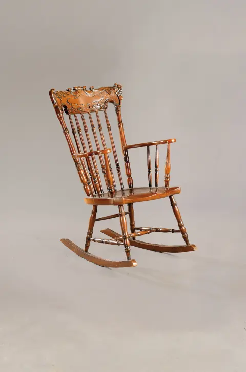 Fauteuil à bascule, allemand, vers 1880-90, hêtre massif, tourné, dossier finement sculpté, H