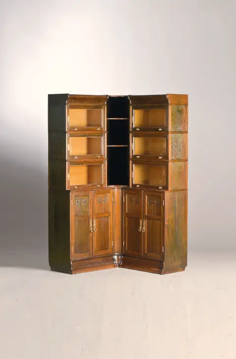 Bibliothèque d'angle, vers 1920, chêne teinté foncé, 3 parties, surmontée de vitrines
