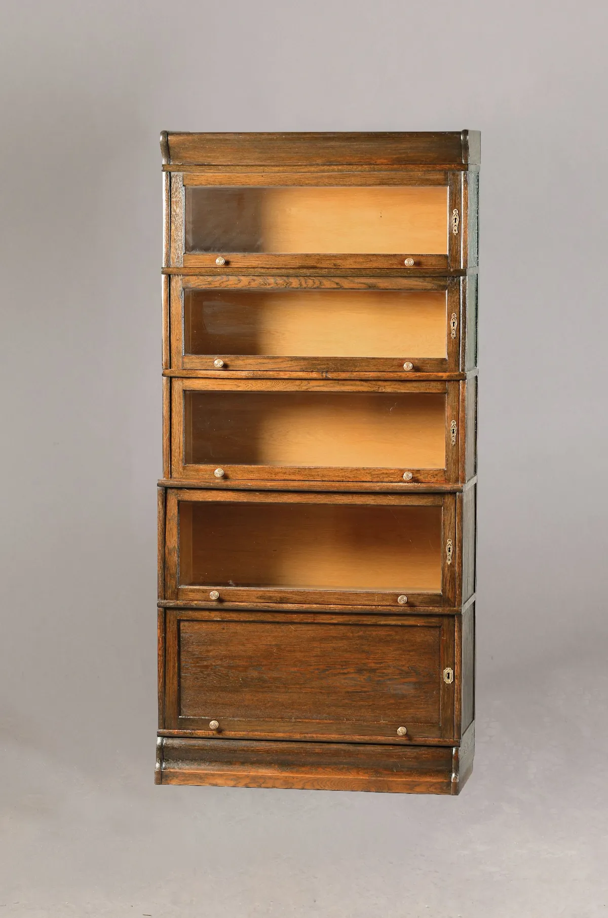 Bibliothèque, vers 1920, chêne teinté foncé, composée de 5 éléments, chacun un