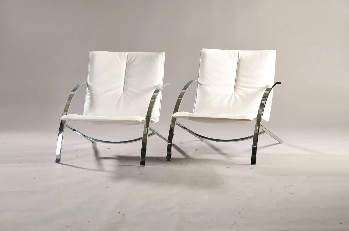 Pár lounge křesel v designu 70. let, těžký chromovaný ocelový rám, bílé