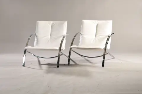 Paire de fauteuils lounge design années 70, lourd cadre en acier chromé, blancs