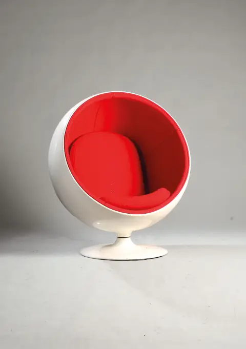 Fauteuil design, années 1970, coque en fibre de verre blanche, rembourrage rouge avec 2 coussins