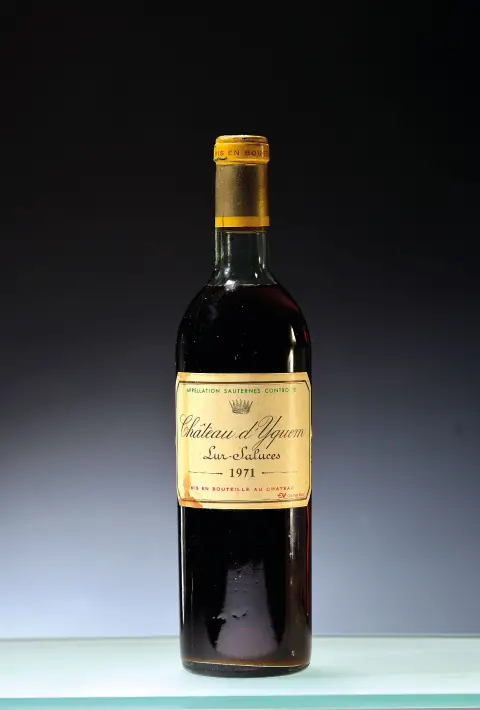 1 bouteille 1971 Chateau d'Iquem, Lur-Saluces, env. 75cl, mi-épaule, non dégusté