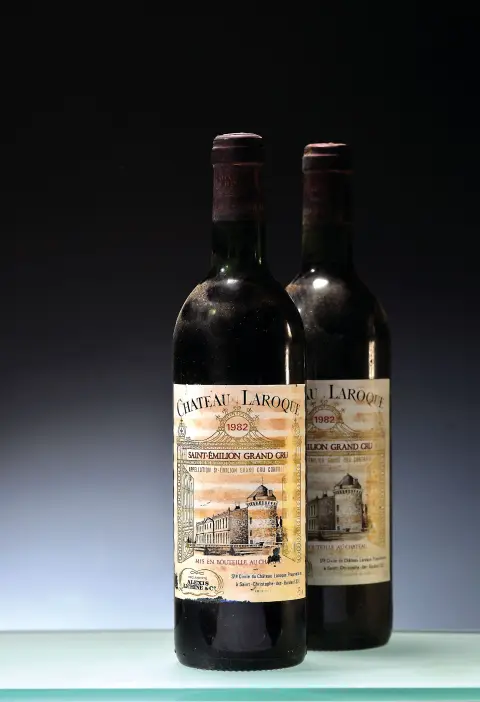 18 bouteilles 1982 Chateau Laroque, Saint-Emilion Grand Cru, env. 75cl, 2 bouteilles