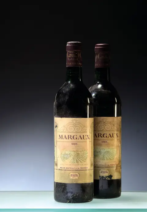 6 bouteilles 1985 Alexis Lichine Margaux, env. 75cl, upper shoulder/into neck