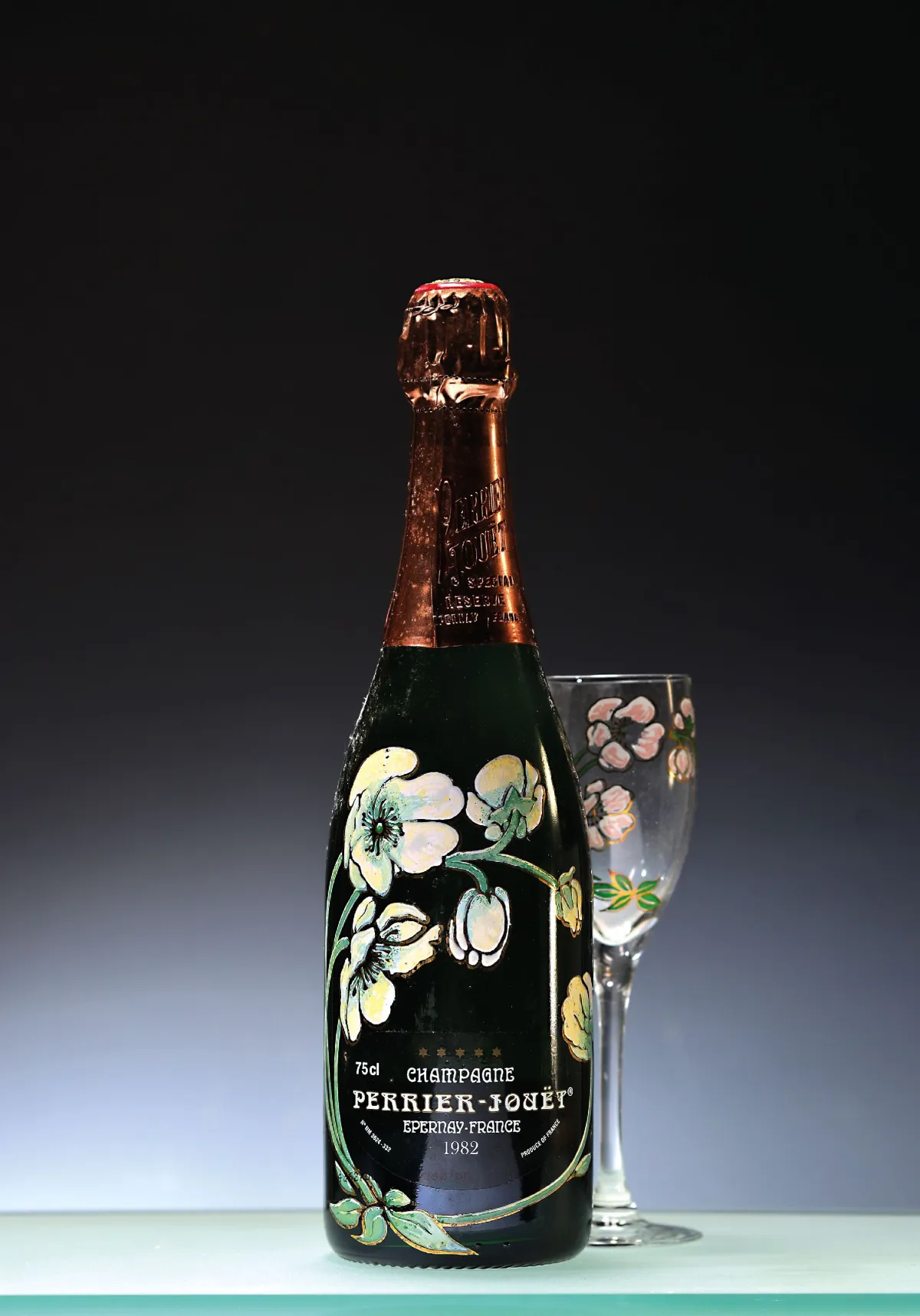 1 fles 1982 Champagne Perrier-Jouet, in set met vier bloemversierde glazen