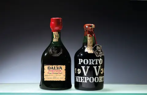 2 bouteilles de porto : 1930 Niepoort VV et C. da Silva Five Crown Port, Portugal