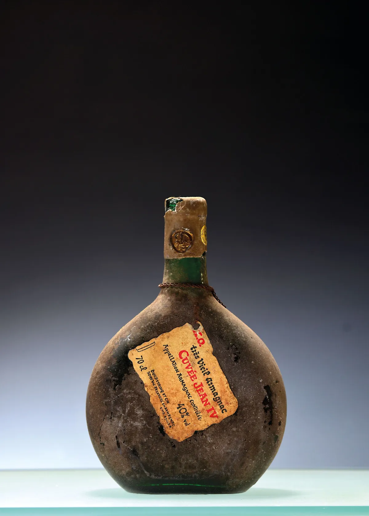 1 láhev Tres Vieil Armagnac Cuvee Jean IV, cca 70cl, 40%Vol., patina špíny, kapsle
