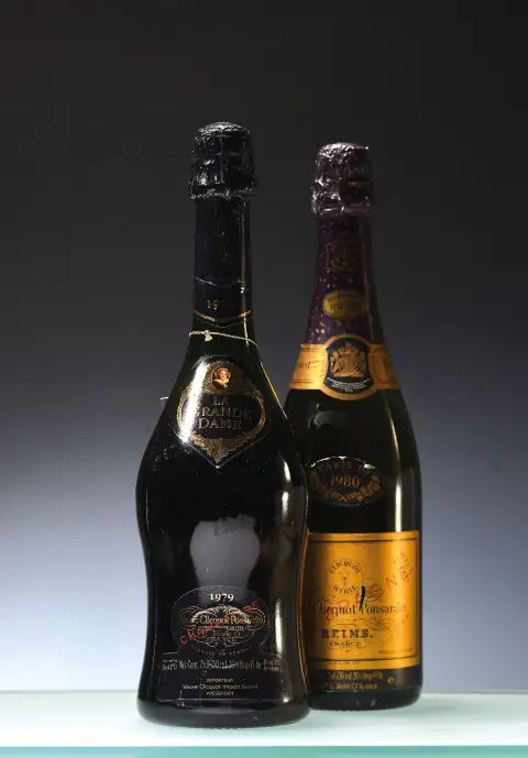 2 bouteilles Veuve Clicquot Ponsardin : 1979 La Grande Dame Brut et 1980 Bicentenaire 1772