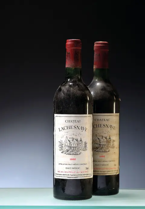 18 bouteilles 1982 Chateau Lachesnaye, Haut-Médoc, 75cl chacune, étiquettes partiellement abîmées