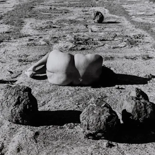 Laura Aguilar – 2 photographies #12 et #13 de la série 'Nature Self-Portrait', 1996