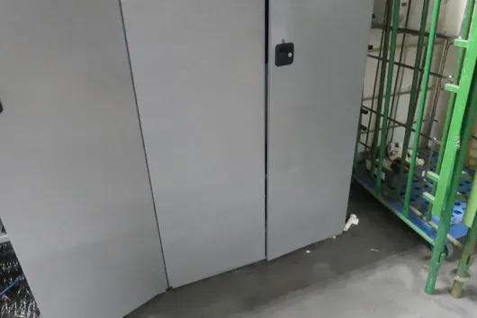 Metallschrank, ohne Inhalt