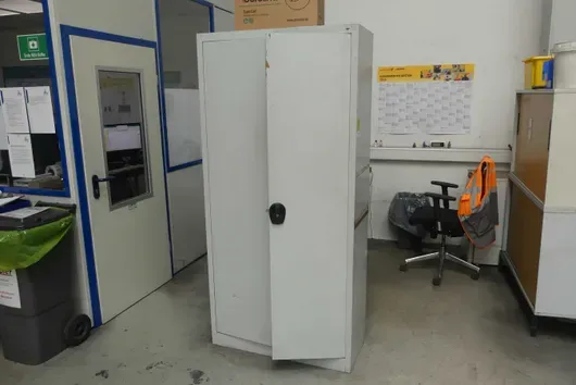 Metallschrank, mit Inhalt