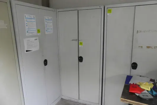 Kovová skříň, bez obsahu