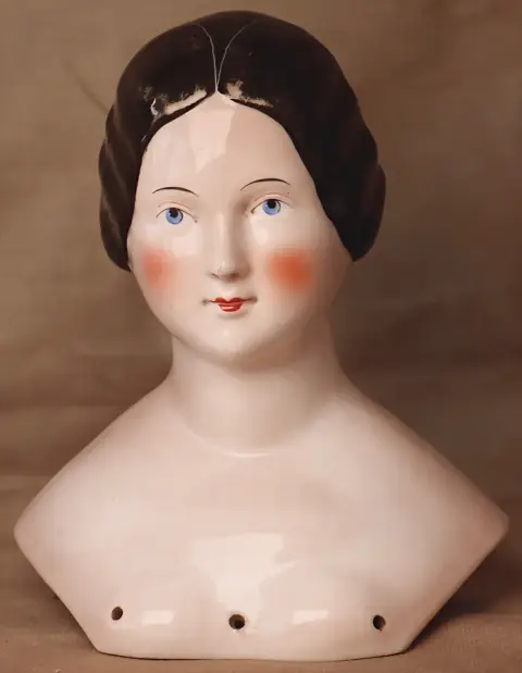 Výjimečná glazovaná porcelánová hlavička