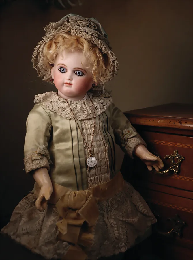 SCHMITT ET FILS – Biscuit porcelain crank head with unmistakable presence