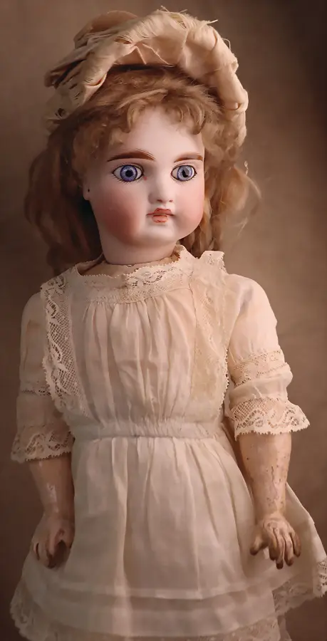 Panenka s otočnou hlavou z biskvitového porcelánu