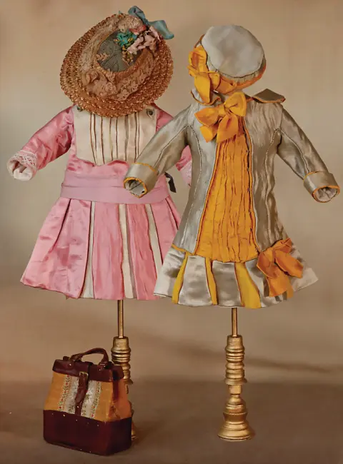 Charmantní soubor jemně zhotovených hedvábných outfitů pro malé francouzské bébés