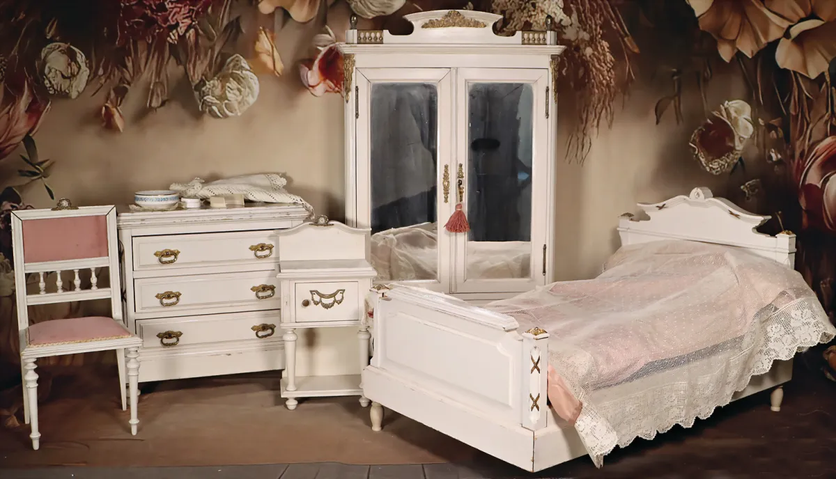 Mobilier de poupée d'un ménage aristocratique