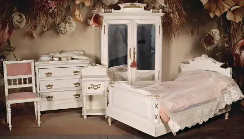 Nábytek pro panenky z aristokratické domácnosti