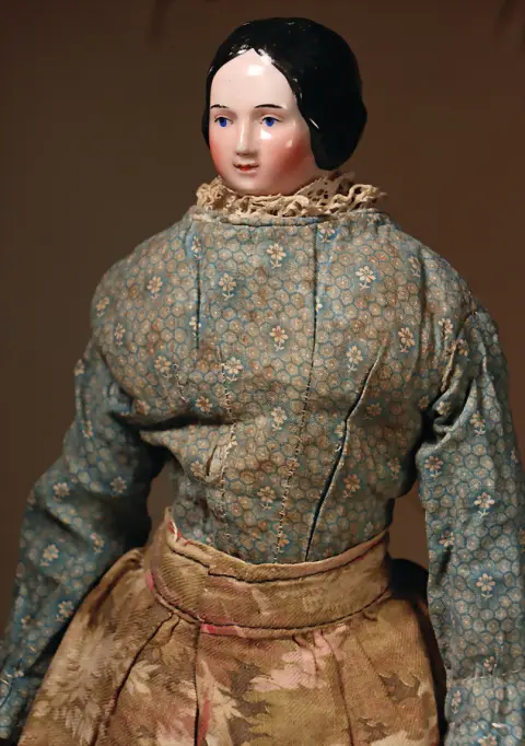 Hlava China, glazovaný porcelán