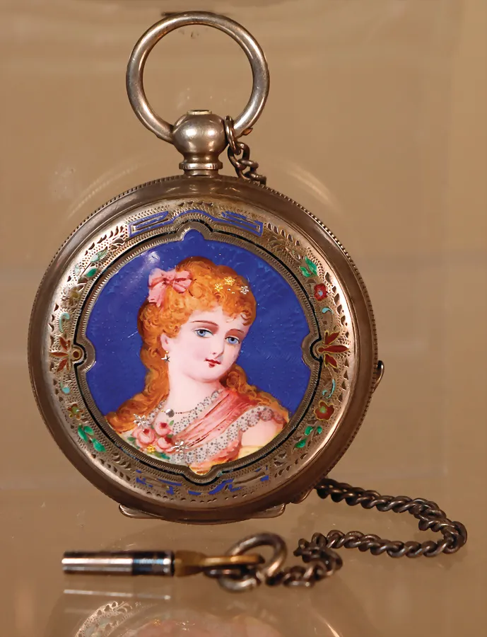 Belle montre de poche décorative pour dame