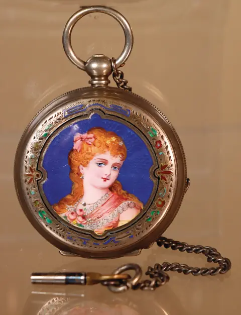 Belle montre de poche décorative pour dame