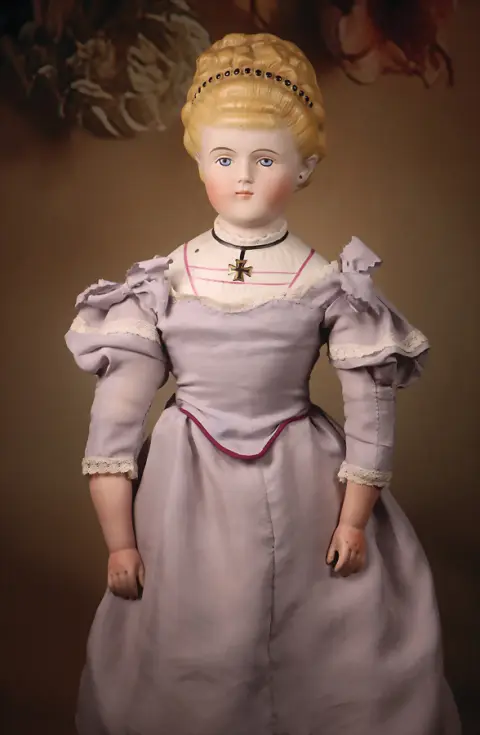 Poupée tête en porcelaine biscuit