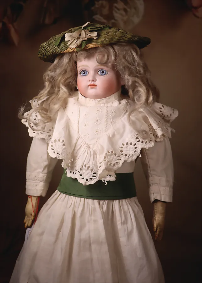 probablement KESTNER – poupée à tête plaque de poitrine en porcelaine biscuit