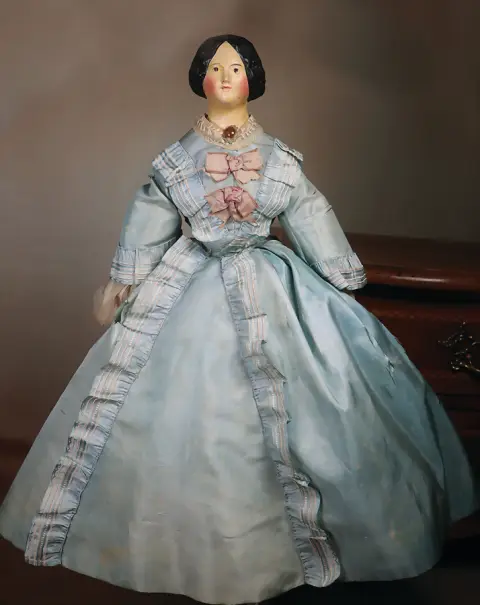 Tête de poupée en papier mâché avec plastron