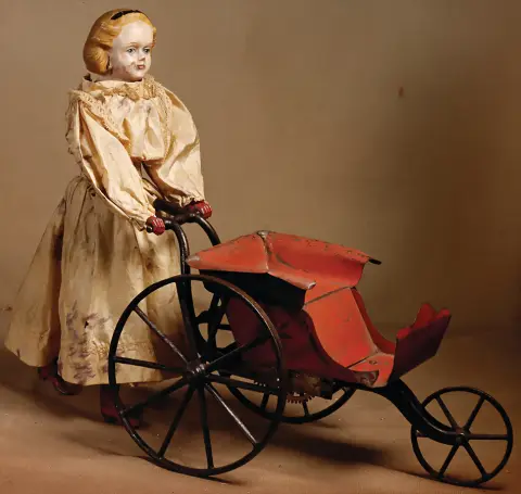 Poupée marcheuse avec chariot