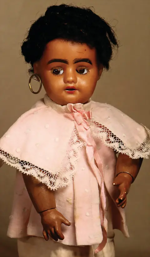 SFBJ – petite poupée tête en porcelaine biscuit colorée