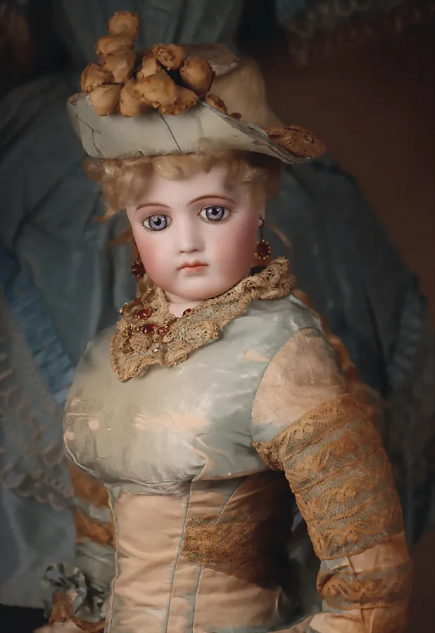 EMILE JUMEAU – vers 187, le visage expressif de ce modèle de Poupée constitue la transition immédiate vers le premier modèle de Bébé de Jumeau