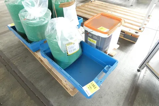 Box of plastic granules, without pallet
