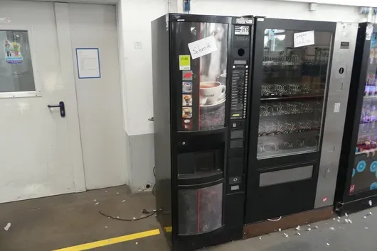 Hot beverage vending machine, defective
