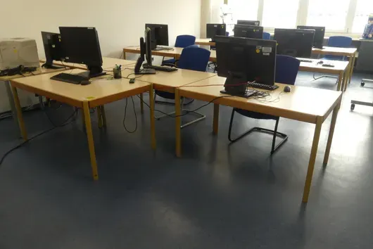 10x tables de formation avec 10x chaises de visite