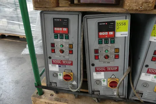 2x TOOL-TEMP industriële temperatuurregelaars MP-888
