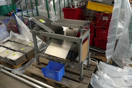 Industrial device, with pallet
