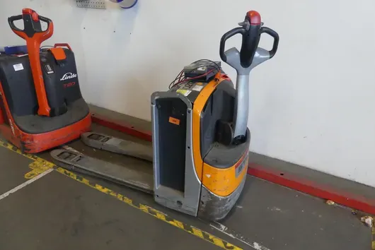 Transpalette STILL EXU 18, avec chargeur